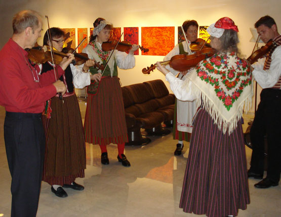 Underhållning när Landsbygdsriksdagens deltagare anländer - åländsk folkmusik.