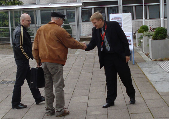 Alla deltagare hälsades välkommna till Åland vid dörren till Självstyrelsegården.